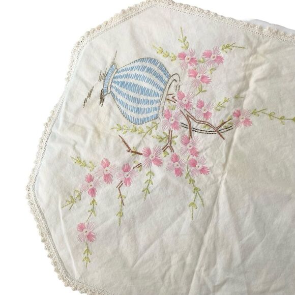 VTG Elegant Vintage Floral Embroidered Linen Table Runner, Dresser Scarf in OS - Picture 5 of 13